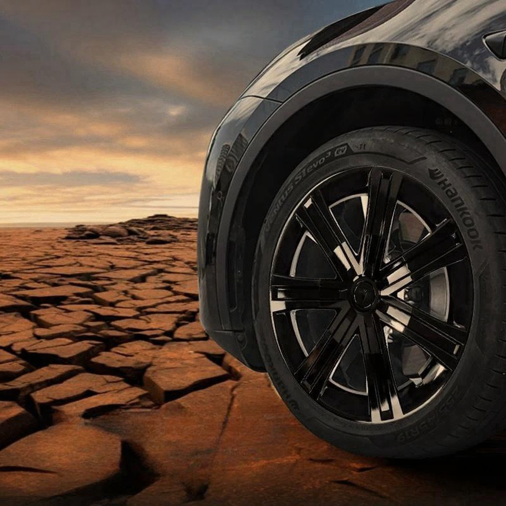 Tesla Model Y 19-inch Interstellar Style Hubcap Secondary image